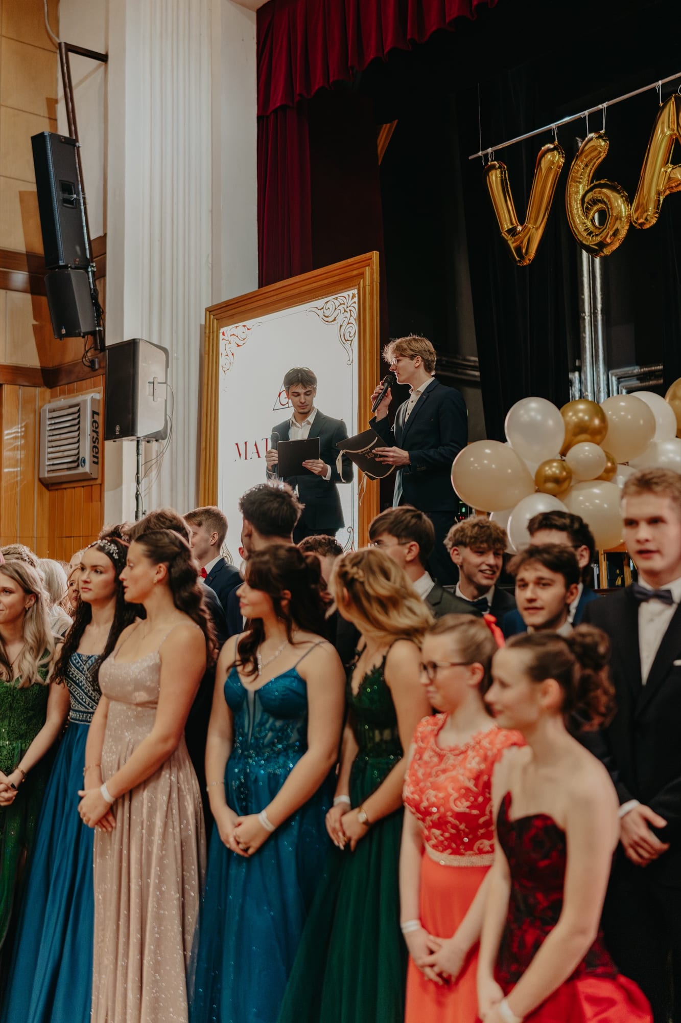 Fotografie z maturitního plesu, Elis za foťákem 2
