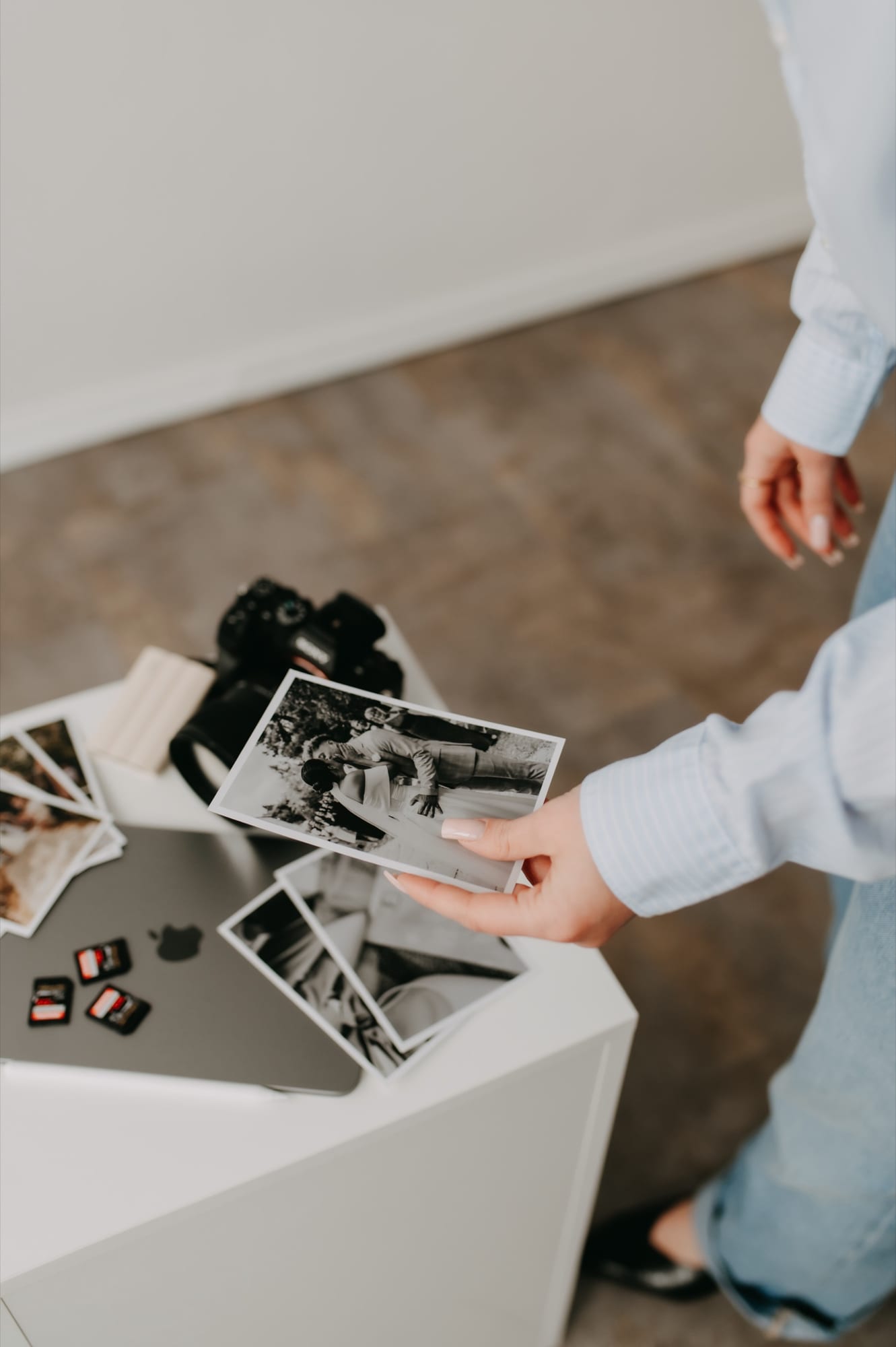 Ruce třídící vyvolané fotografie